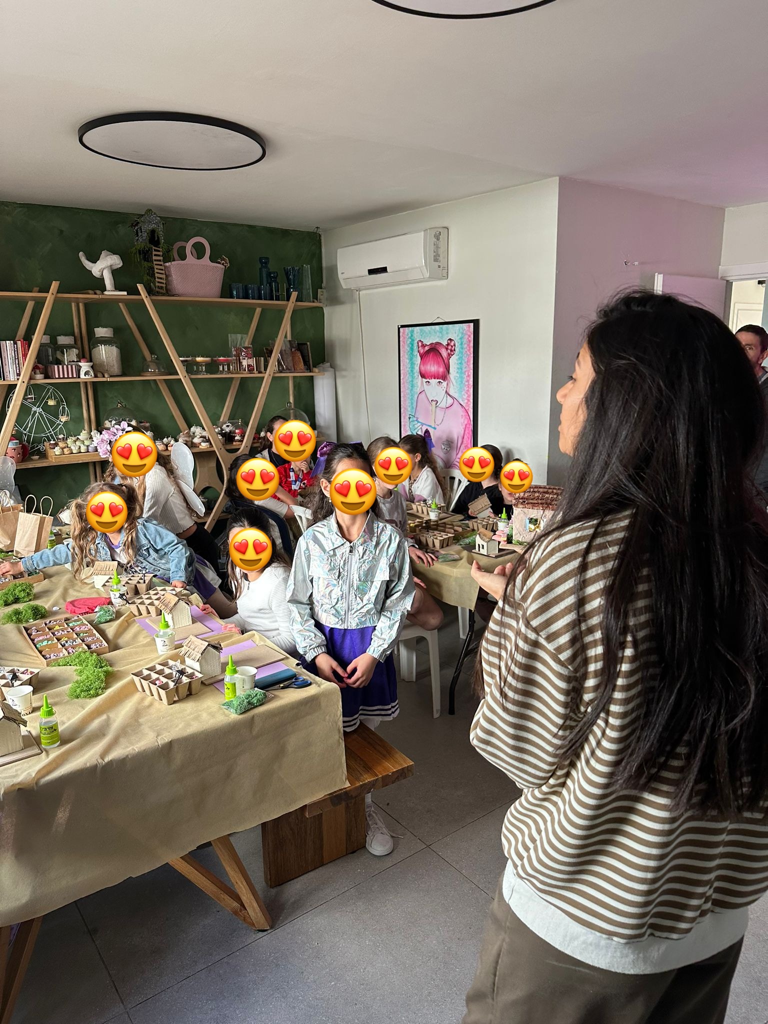 ליאור מנחה קבוצת ילדות בסדנת יצירה בסטודיו ArtyParty בתל מונד